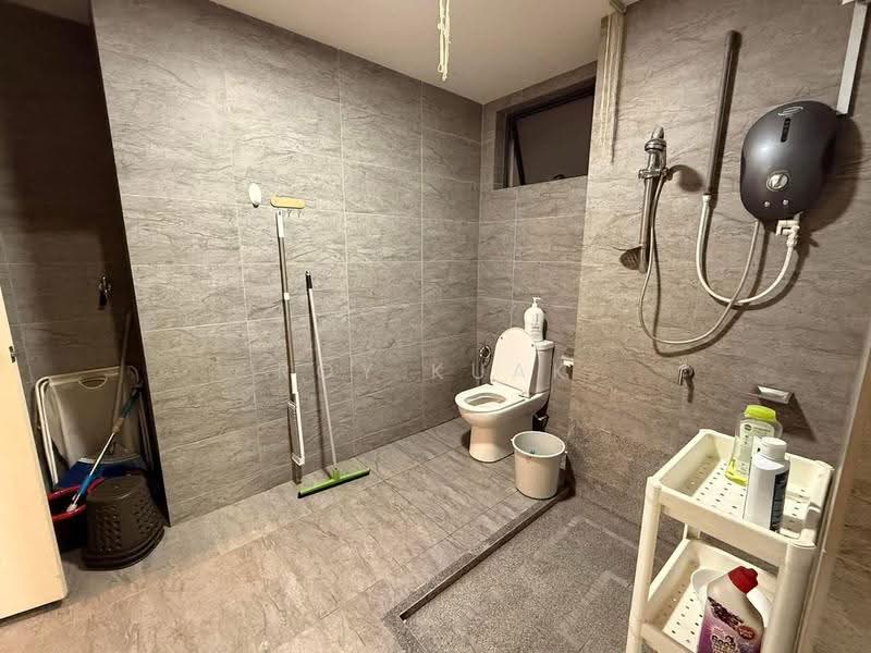 Kediaman Servis untuk Dijual di Woodsbury Suites - Roy Kuak - Bathroom - PropertyGuru.com.my