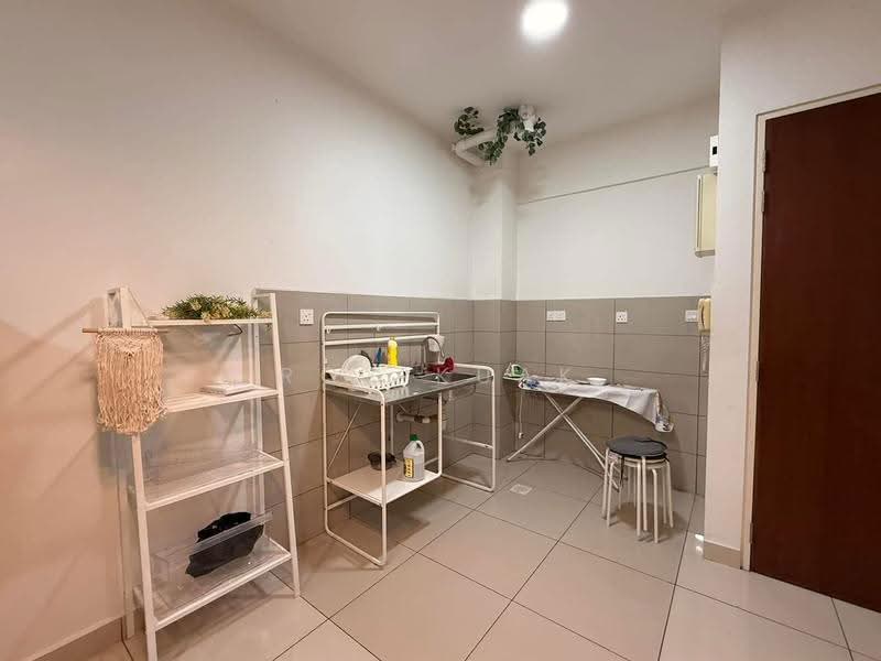 Kediaman Servis untuk Dijual di Woodsbury Suites - Roy Kuak - Kitchen - PropertyGuru.com.my