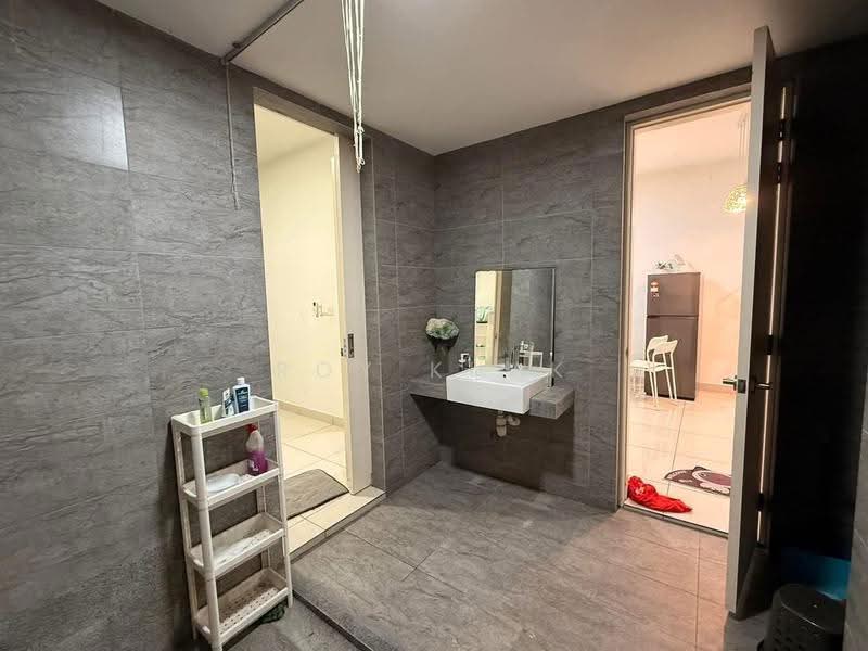Kediaman Servis untuk Dijual di Woodsbury Suites - Roy Kuak - Bathroom - PropertyGuru.com.my