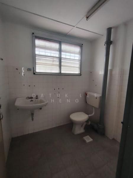 2-storey Terraced House for Rent in Taman Cempaka (Ipoh) - Datuk Lee Heng - Bathroom - PropertyGuru.com.my
