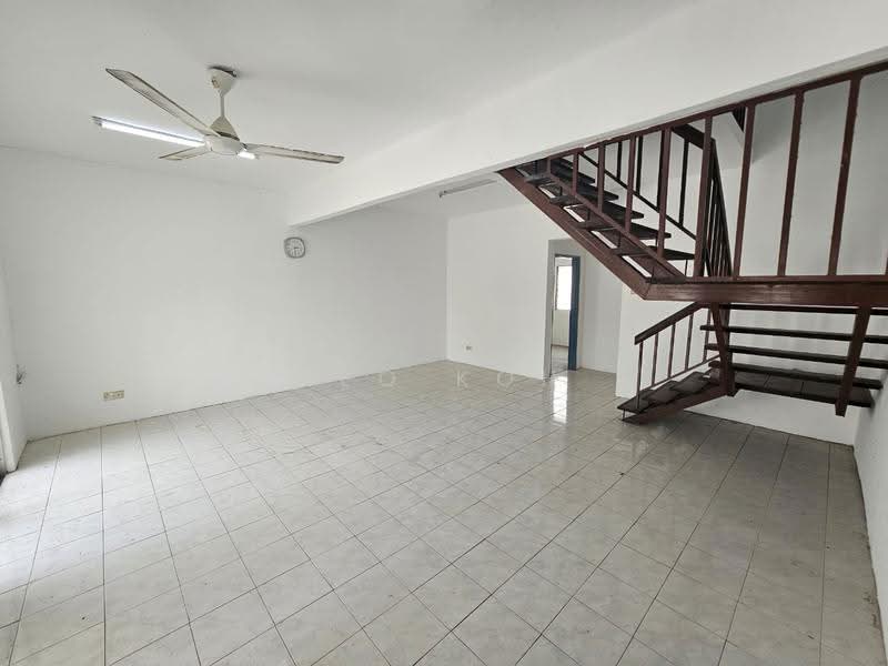 2-storey Terraced House for Rent in Bandar Putra Permai (Seri Kembangan) - Leo Koh - Living Room - PropertyGuru.com.my