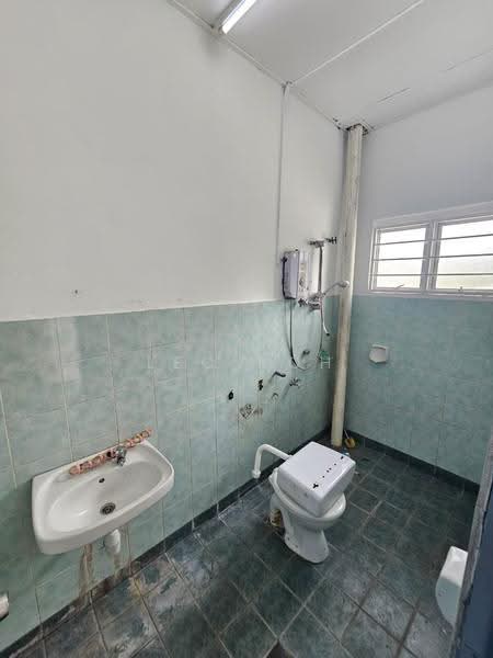 2-storey Terraced House for Rent in Bandar Putra Permai (Seri Kembangan) - Leo Koh - Bathroom - PropertyGuru.com.my