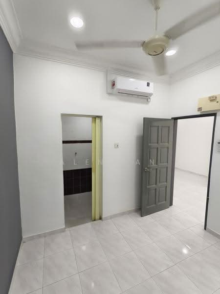 1-storey Terraced House for Rent in Taman Universiti (Sri Gading) - Alen Tan - Bathroom - PropertyGuru.com.my