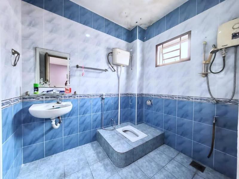 2-storey Terraced House for Sale in Bandar Seri Alam (Masai) - Karl Lim - Bathroom - PropertyGuru.com.my