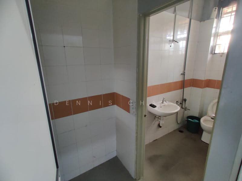 Terrace Factory for Sale in Taman Overseas Union (Taman Oug) (Jalan Klang Lama (Old Klang Road)) - Dennis Chang - Bathroom - PropertyGuru.com.my