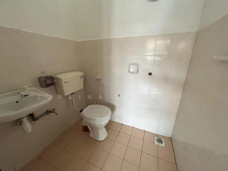 1-storey Terraced House for Sale in Taman Amansari Rahman Putra (Rawang) - Zuraina Rajudin - Bathroom - PropertyGuru.com.my