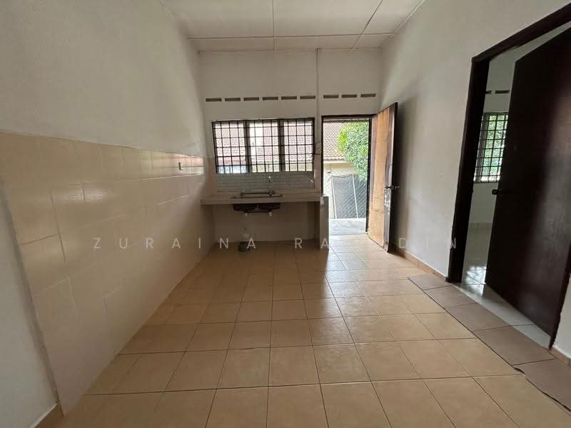 1-storey Terraced House for Sale in Taman Amansari Rahman Putra (Rawang) - Zuraina Rajudin - Kitchen - PropertyGuru.com.my