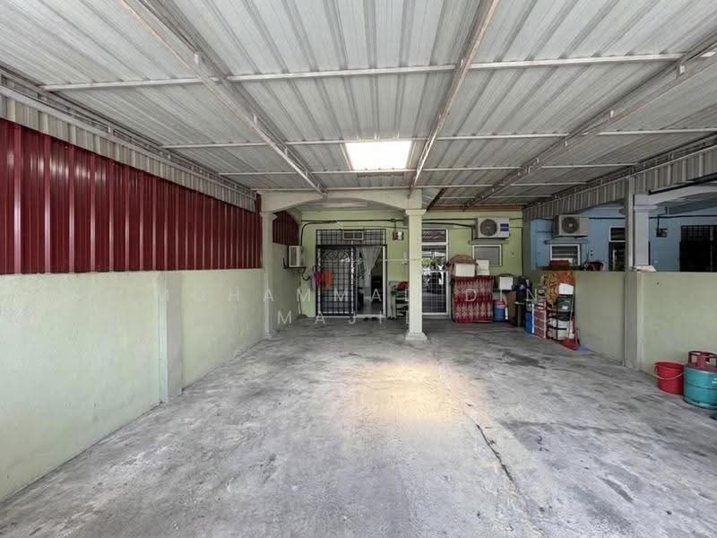 1-storey Terraced House for Sale in Bandar Mahkota Banting (Tanjong Duabelas) - Mohammad Din Majid - Car Park - PropertyGuru.com.my