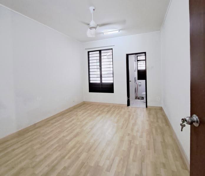 2-storey Terraced House for Sale in Denai Alam (Shah Alam) - Michelle Chong - 2nd bedroom - PropertyGuru.com.my