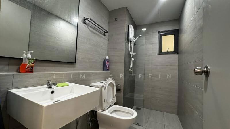 Service Residence for Rent at Maya Bay Residences @ Gamuda Cove - Hilmi Ariffin - Bathroom - PropertyGuru.com.my