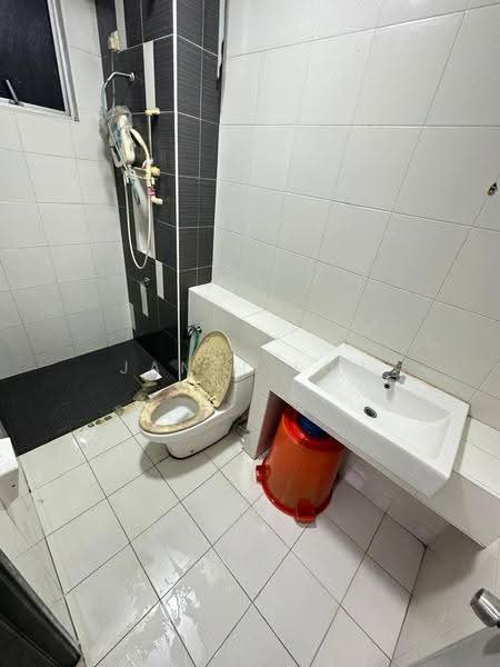 Service Residence for Sale at D'Ambience Residences (Pangsapuri Ikatan Flora) - Janet Loh - Bathroom - PropertyGuru.com.my