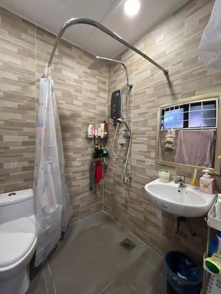Rumah Berkembar untuk Dijual di Bandar Kinrara Seksyen 2 (Bandar Kinrara) - FC Wong - Bathroom - PropertyGuru.com.my