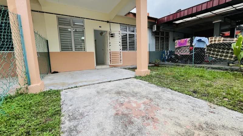 1-storey Terraced House for Sale in Taman Lestari Permai (Seri Kembangan) - Darren Toh - Exterior - PropertyGuru.com.my