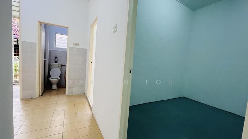 1-storey Terraced House for Sale in Taman Lestari Permai (Seri Kembangan) - Darren Toh - Bathroom - PropertyGuru.com.my