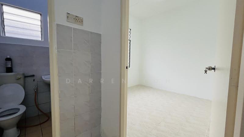 1-storey Terraced House for Sale in Taman Lestari Permai (Seri Kembangan) - Darren Toh - Bathroom - PropertyGuru.com.my