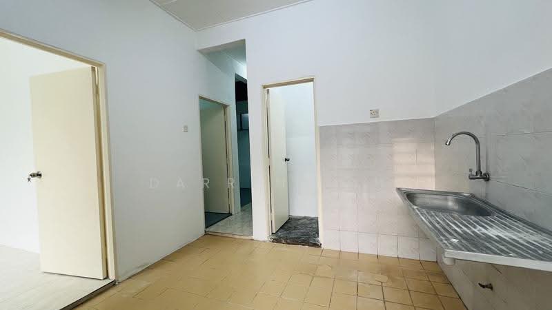 1-storey Terraced House for Sale in Taman Lestari Permai (Seri Kembangan) - Darren Toh - Kitchen - PropertyGuru.com.my