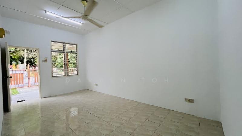 1-storey Terraced House for Sale in Taman Lestari Permai (Seri Kembangan) - Darren Toh - Entrance - PropertyGuru.com.my