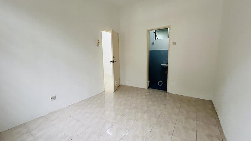 1-storey Terraced House for Sale in Taman Lestari Permai (Seri Kembangan) - Darren Toh - Bathroom - PropertyGuru.com.my