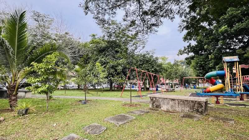 1-storey Terraced House for Sale in Taman Lestari Permai (Seri Kembangan) - Darren Toh - Garden - PropertyGuru.com.my