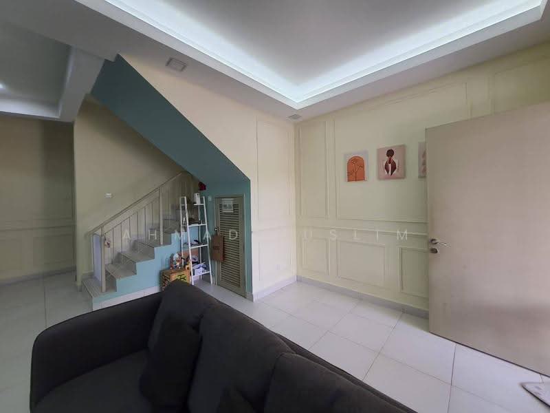Rumah Teres 2-Tingkat untuk Dijual di Taman Pelangi Semenyih 2 (Semenyih) - Ahmad Muslim - Living Room - PropertyGuru.com.my