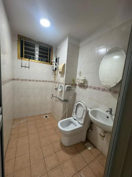 Kediaman Servis untuk Dijual di Nusa Perdana Apartment - Sean Yeoh - Bathroom - PropertyGuru.com.my