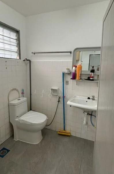1-storey Terraced House for Sale in Taman Universiti (Skudai) - Janlly Jong - Bathroom - PropertyGuru.com.my