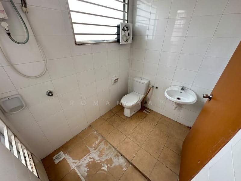 Rumah Kluster untuk Dijual di Taman Anggun (Rawang) - Roman Yap - Bathroom - PropertyGuru.com.my