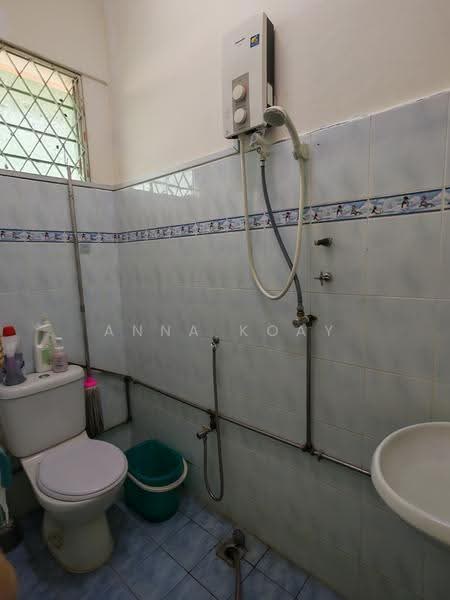 3-storey Terraced House for Sale in Fettes Park (Tanjung Tokong) - Anna Koay - Bathroom - PropertyGuru.com.my