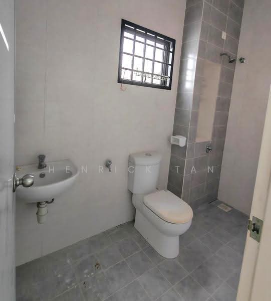 2-storey Terraced House for Sale in Setia Indah (Setia Alam) - Henrick Tan - Bathroom - PropertyGuru.com.my