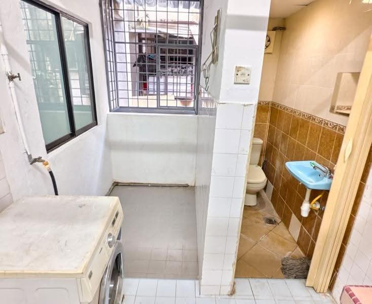 Apartment for Rent at Taman Daya Shop Apartment - Ron Yap - Bathroom - PropertyGuru.com.my