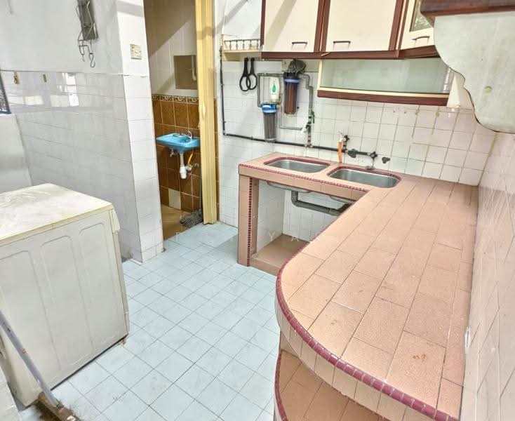 Apartment for Rent at Taman Daya Shop Apartment - Ron Yap - Kitchen - PropertyGuru.com.my