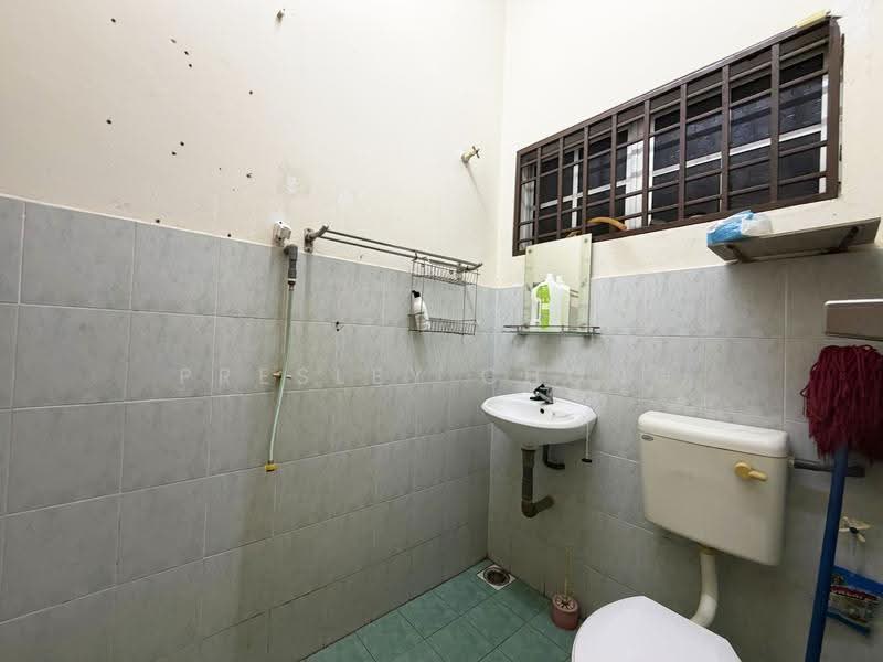 2-storey Terraced House for Sale in Taman Bunga Raya (Tapah) - Presley Chong - Bathroom 1 - PropertyGuru.com.my