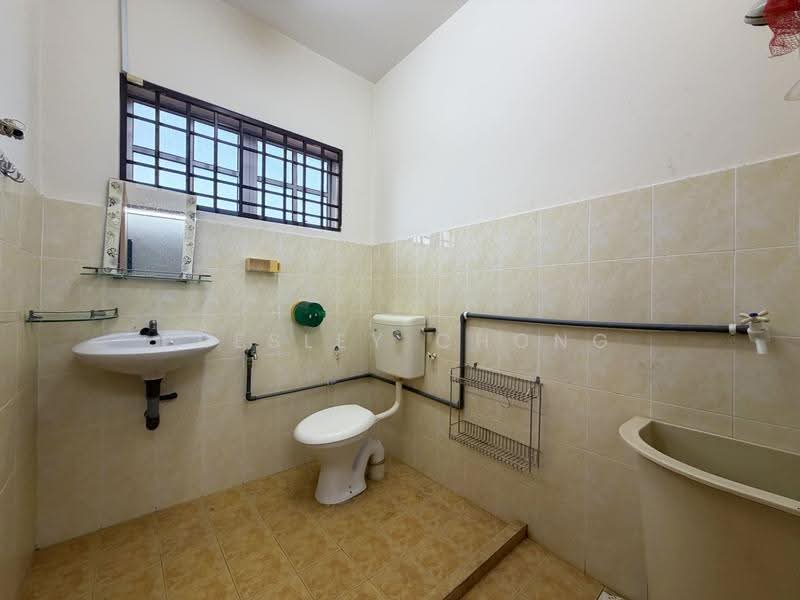 2-storey Terraced House for Sale in Taman Bunga Raya (Tapah) - Presley Chong - Master Bathroom - PropertyGuru.com.my