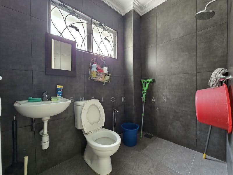 2-storey Terraced House for Sale in Taman Kelana Idaman (Ara Damansara) - Henrick Tan - Bathroom - PropertyGuru.com.my