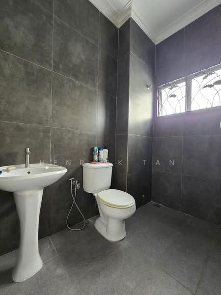 2-storey Terraced House for Sale in Taman Kelana Idaman (Ara Damansara) - Henrick Tan - Bathroom - PropertyGuru.com.my