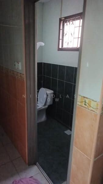 Rumah Teres 2-Tingkat untuk Disewa di Taman Mutiara Rini (Skudai) - Nicholas Low - Bathroom - PropertyGuru.com.my