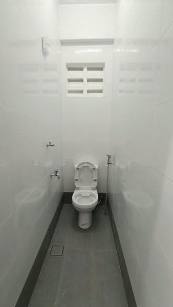 Kilang untuk Disewa di Kawasan Perindustrian Mount Austin (Tebrau) - Angel Lee - Bathroom - PropertyGuru.com.my