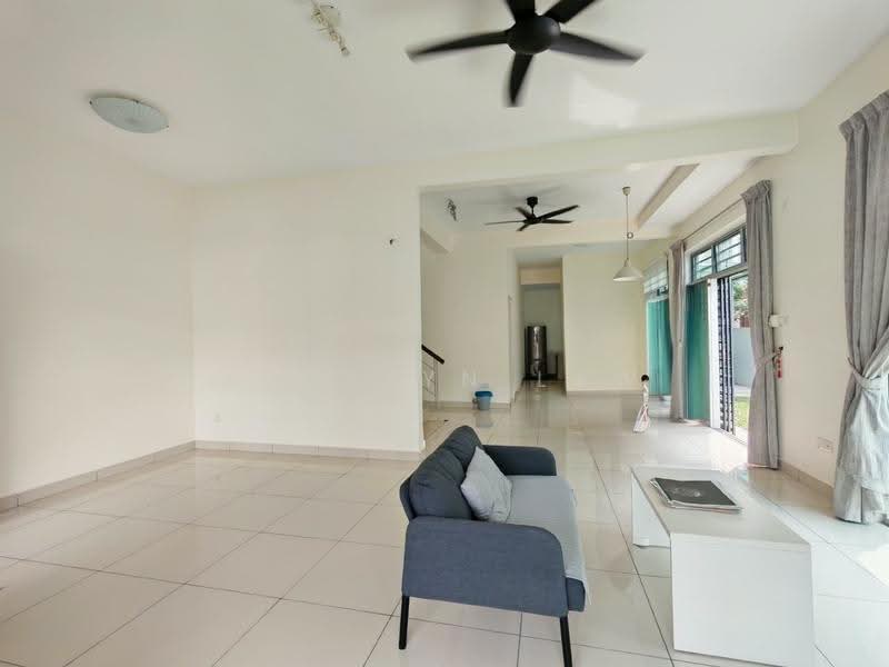 Cluster House for Sale in Taman Gaya (Ulu Tiram) - Jocelyn Law - Living Room - PropertyGuru.com.my