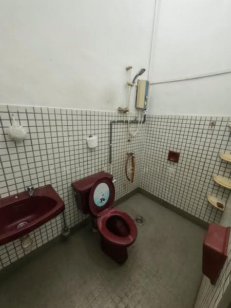 Rumah Teres 2-Tingkat untuk Disewa di Taman Sri Putri (Skudai) - Annie Chin - Bathroom - PropertyGuru.com.my