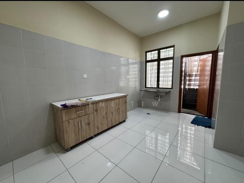Rumah Teres 2-Tingkat untuk Dijual di Bandar Dato Onn (Tebrau) - Rene Tew - Kitchen - PropertyGuru.com.my