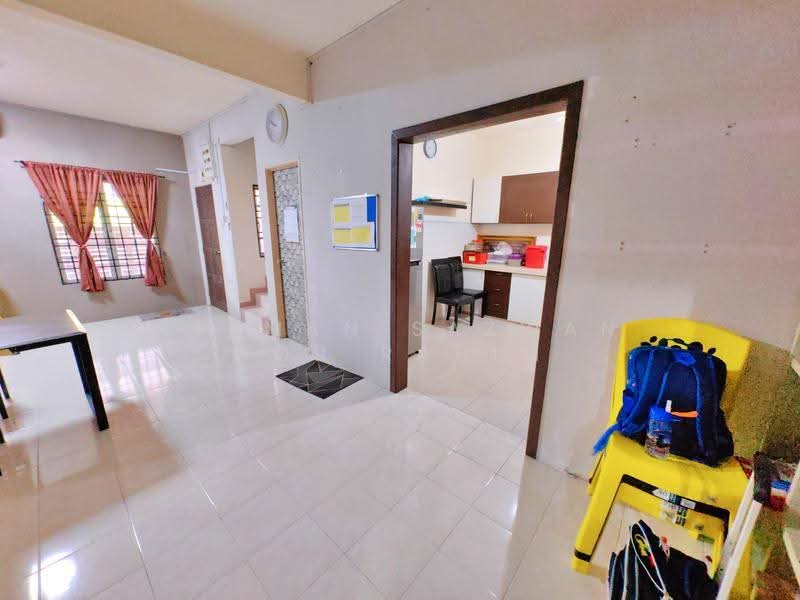 Rumah Berkembar untuk Dijual di Bandar Bukit Mahkota (Bangi) - Herman Sazwan Nor Rahim - Living Room - PropertyGuru.com.my