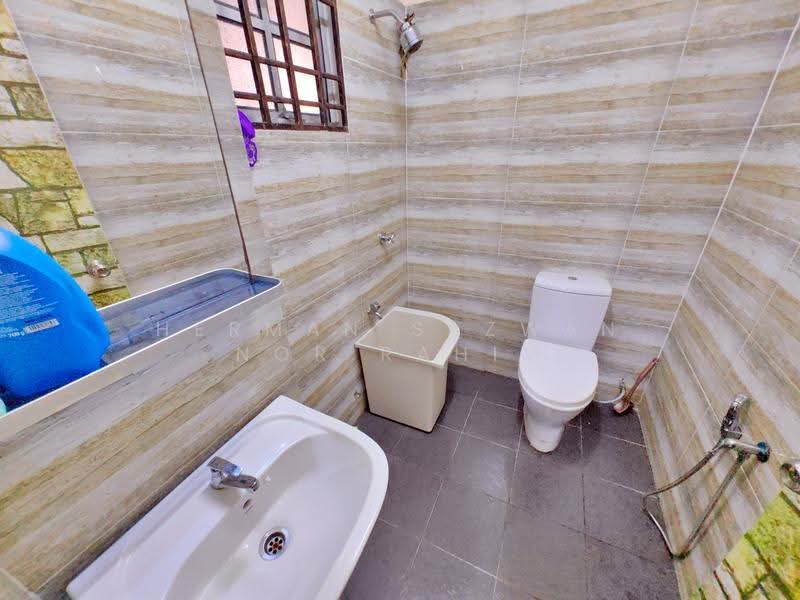 Rumah Berkembar untuk Dijual di Bandar Bukit Mahkota (Bangi) - Herman Sazwan Nor Rahim - Bathroom - PropertyGuru.com.my