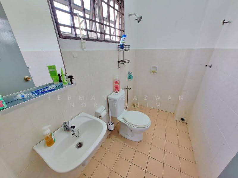 Rumah Berkembar untuk Dijual di Bandar Bukit Mahkota (Bangi) - Herman Sazwan Nor Rahim - Bathroom - PropertyGuru.com.my