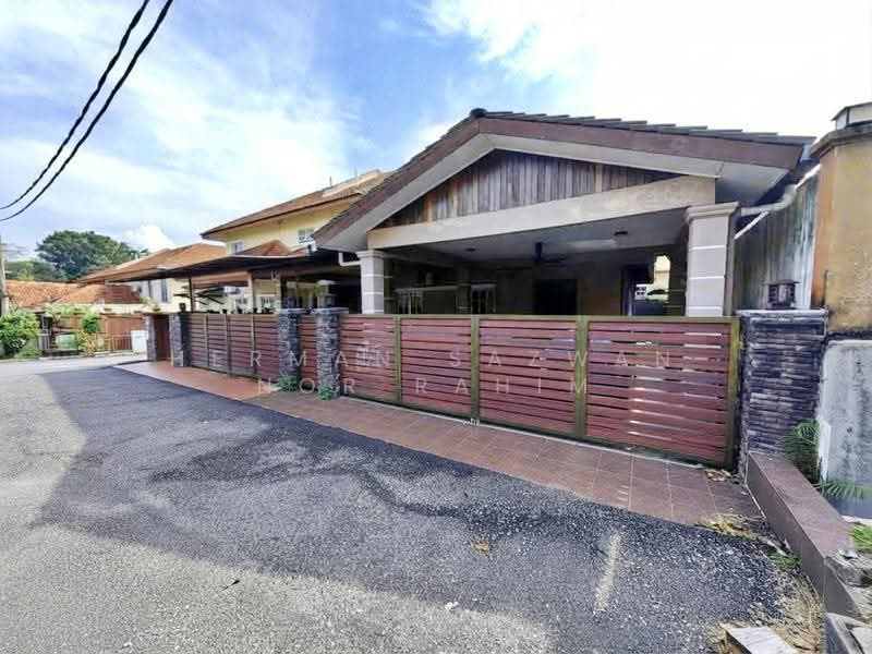 Rumah Berkembar untuk Dijual di Bandar Bukit Mahkota (Bangi) - Herman Sazwan Nor Rahim - Exterior - PropertyGuru.com.my
