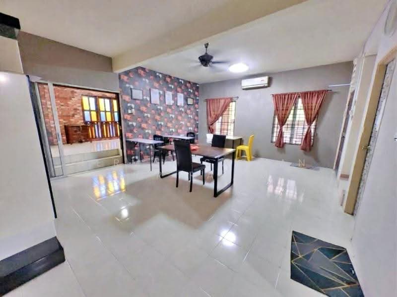 Rumah Berkembar untuk Dijual di Bandar Bukit Mahkota (Bangi) - Herman Sazwan Nor Rahim - Living Room - PropertyGuru.com.my