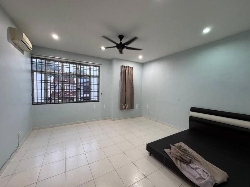 Rumah Teres 2-Tingkat untuk Disewa di Taman Desa Tebrau (Tebrau) - Li Wei - Bedroom - PropertyGuru.com.my