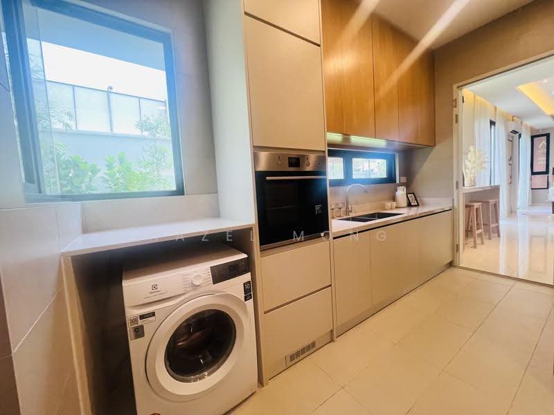 Semi-Detached House for Sale in Taman Bukit Serdang (Seri Kembangan) - Hazel Mong - Kitchen - PropertyGuru.com.my