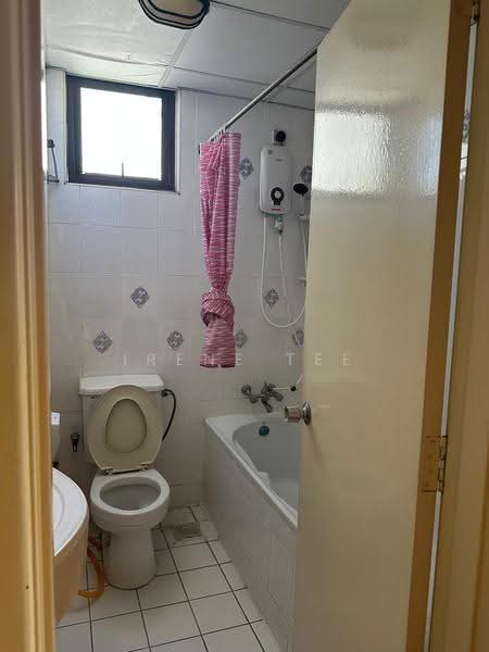 Master Bedroom Bathroom c/w Bath tub