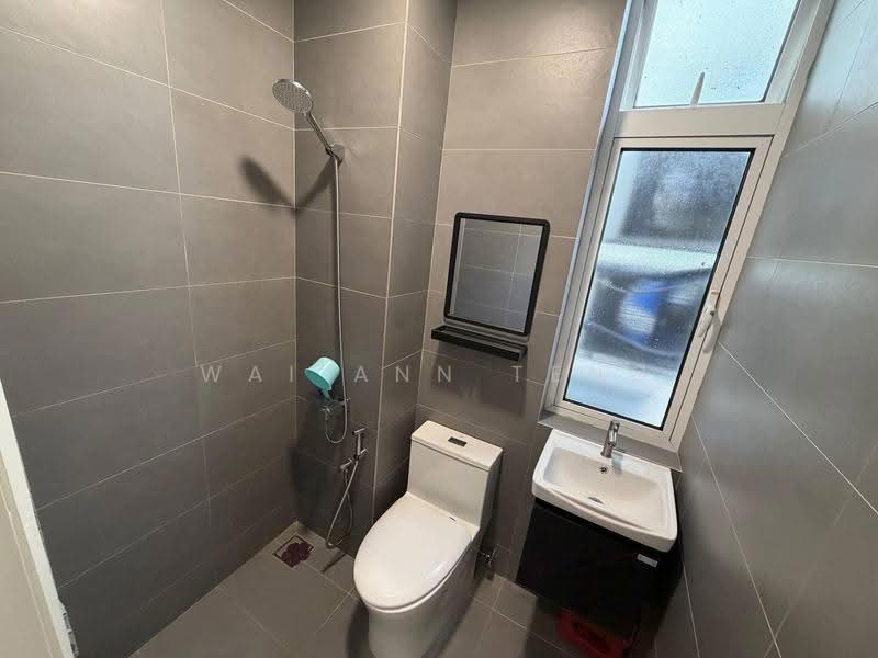 Kondominium untuk Disewa di Sri Putramas III / Royal Regent - Wai Ann Teng - Bathroom - PropertyGuru.com.my