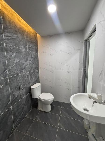 1-storey Terraced House for Sale in Taman Universiti (Skudai) - Daniel Yong - Bathroom - PropertyGuru.com.my